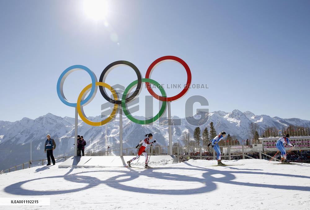 Women's skiathlon athletes pass Olympic logo