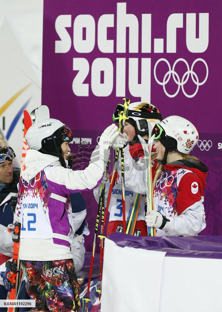 Uemura congratulates winner of women's moguls at Sochi
