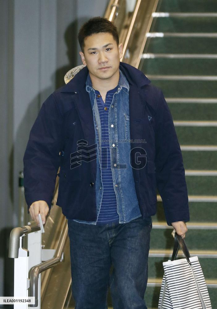 Tanaka takes off for New York