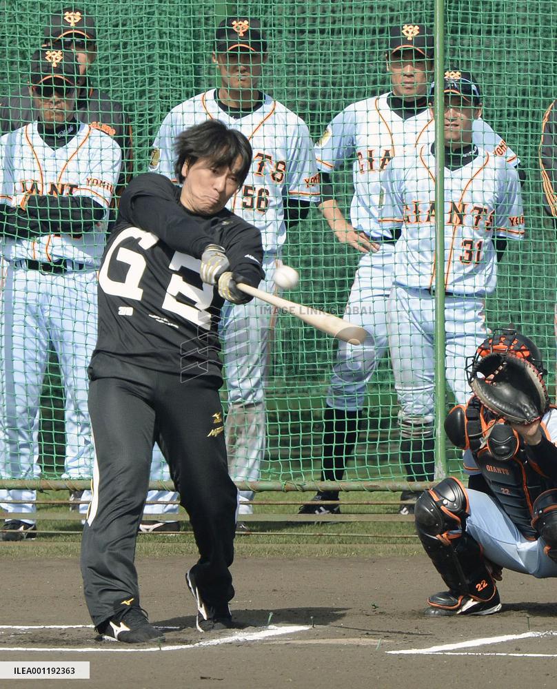 Matsui bats at Giants' spring camp