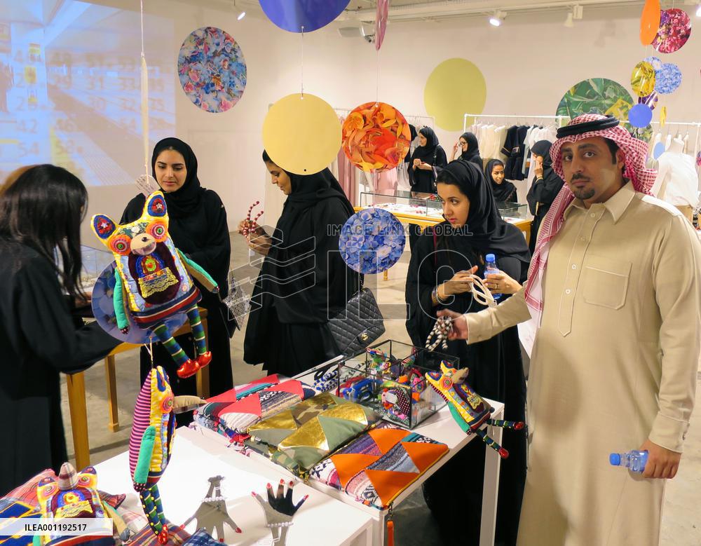 Visitors show interest in Japanese goods at fair in Saudi Arabia