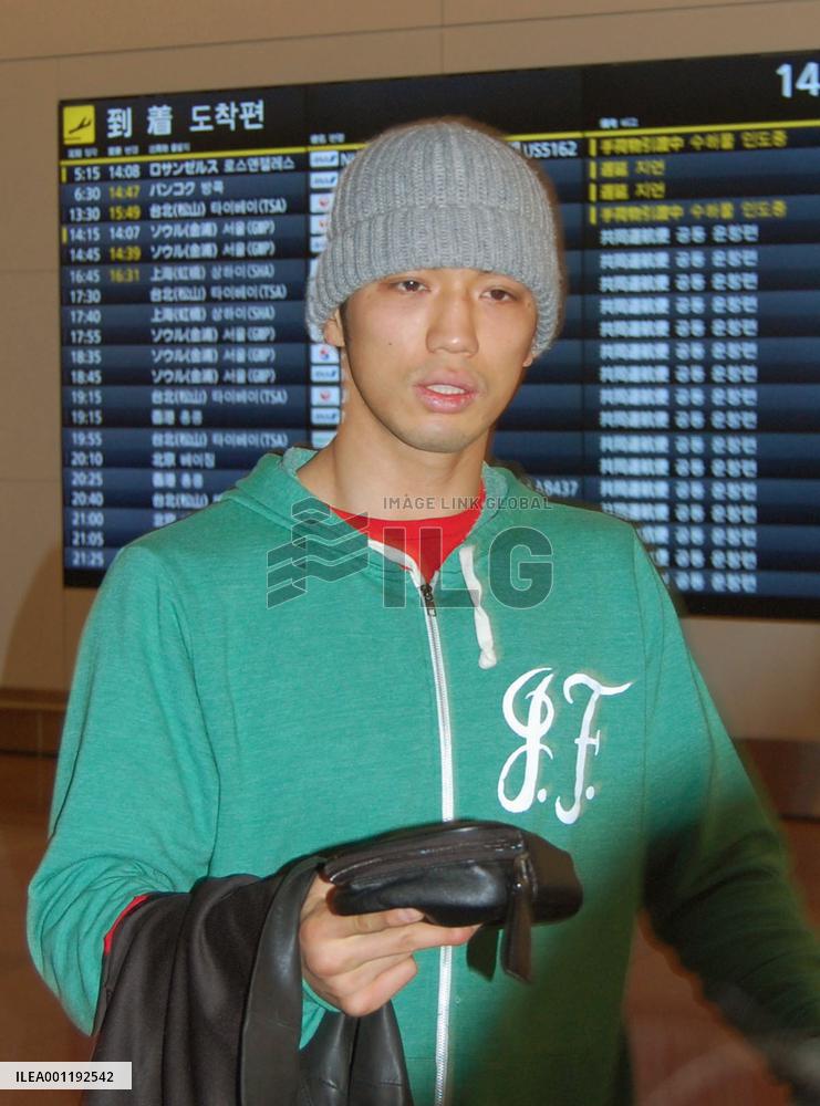 Boxer Murata returns to Japan after training in U.S.