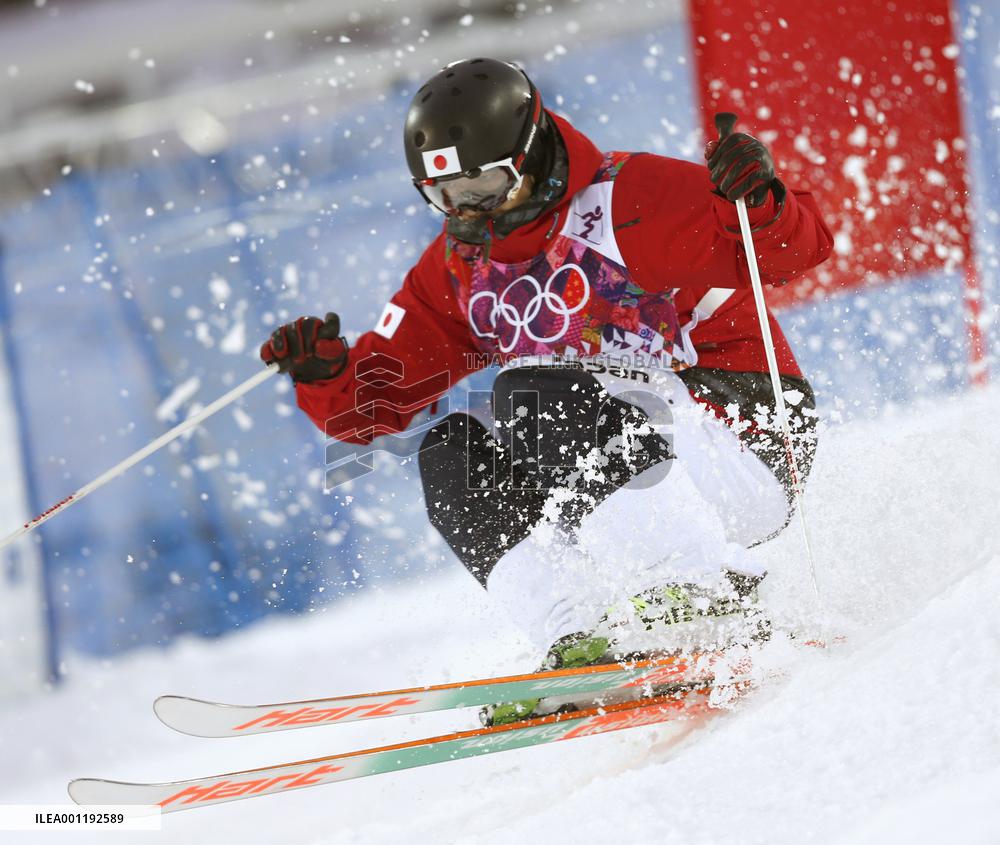 Endo advances to moguls final round