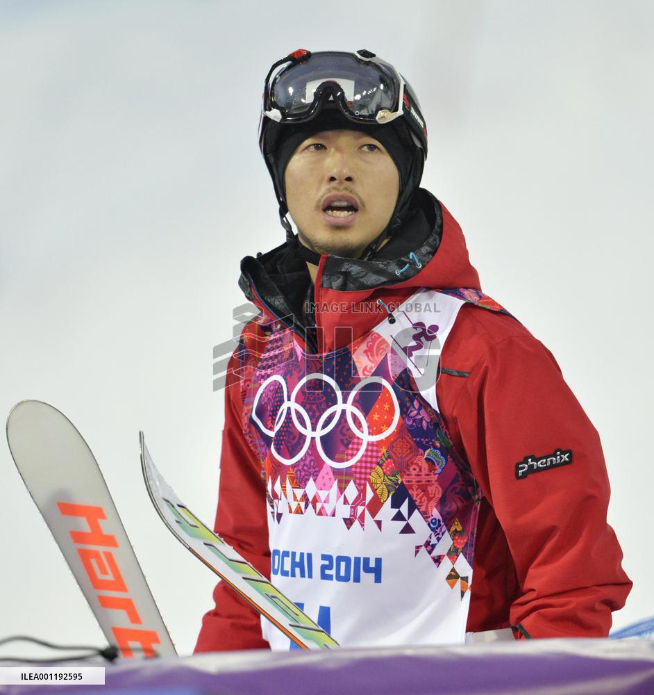 Endo advances to moguls final round