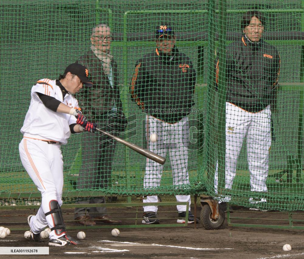 Ex-Giants manager Nagashima visits team's training camp