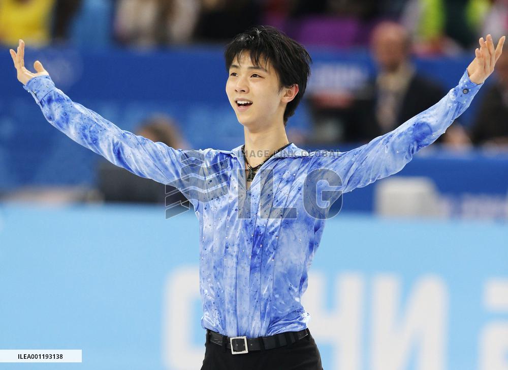 Hanyu responds to cheer after men's SP performance