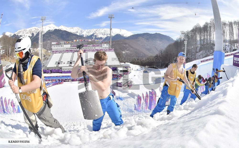 Sochi Olympic staffers work in warm sunshine