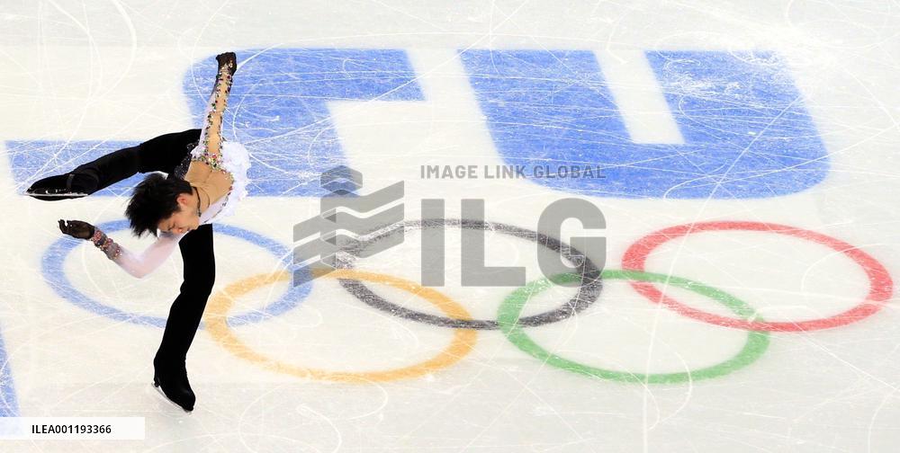 Figure skater Hanyu performs spin in free program at Sochi
