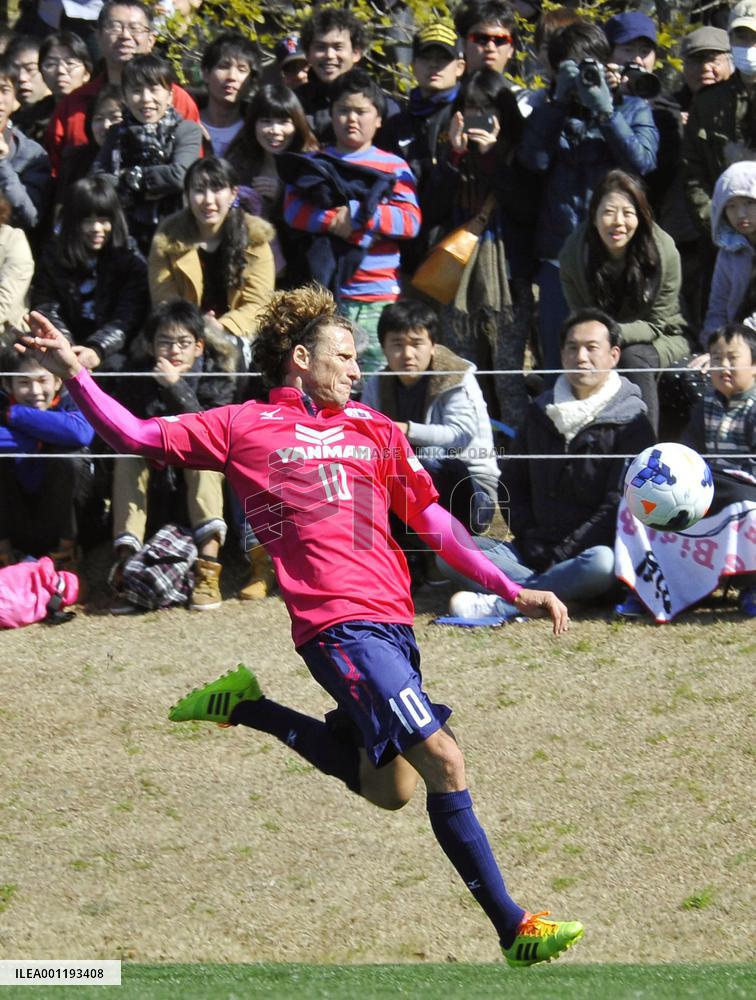 Forlan scores in practice game