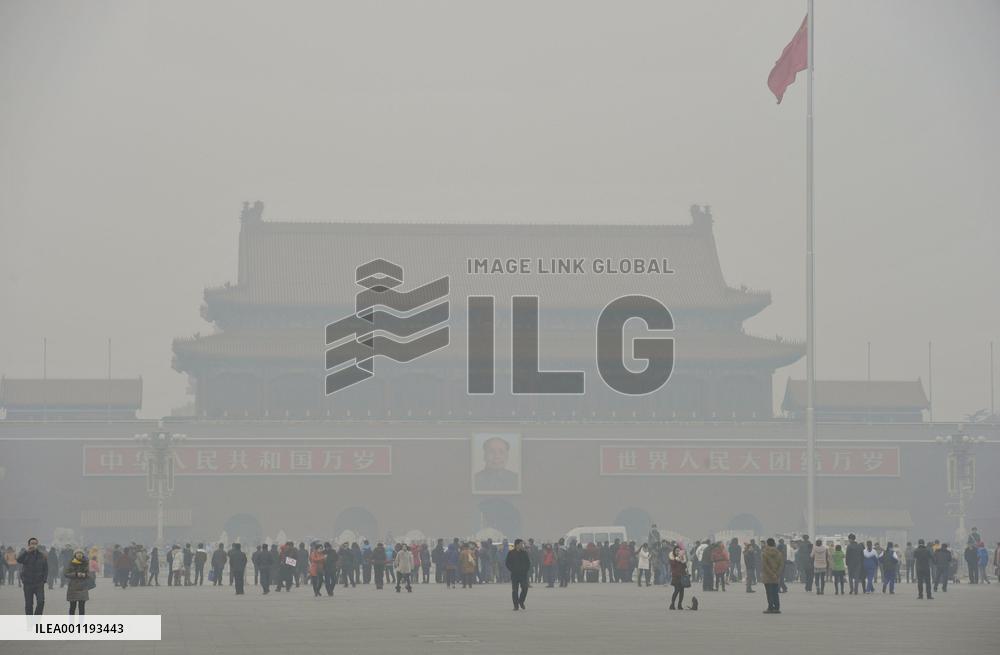 Heavy smog shrouds Beijing's Tiananmen Square