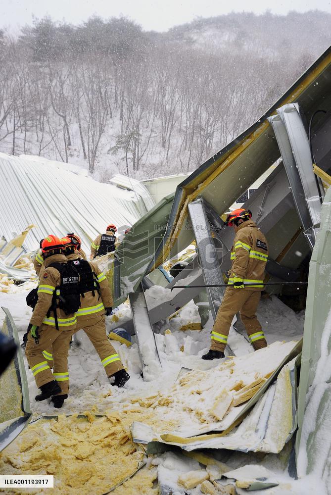 Gym roof falls in S. Korea