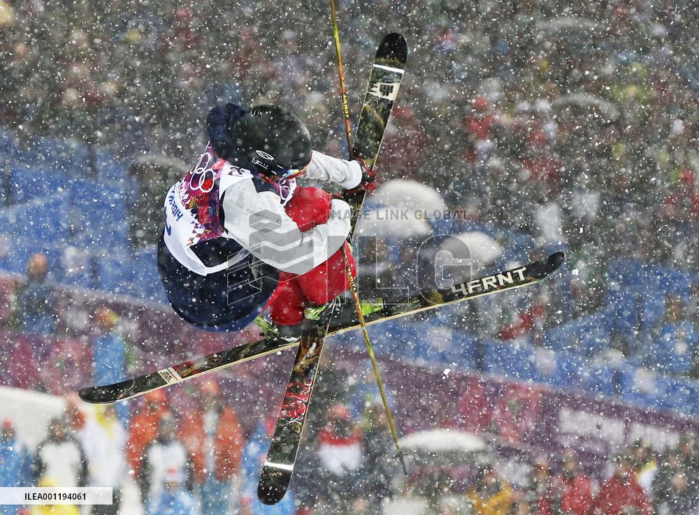 Wise of U.S. wins gold in skiing halfpipe
