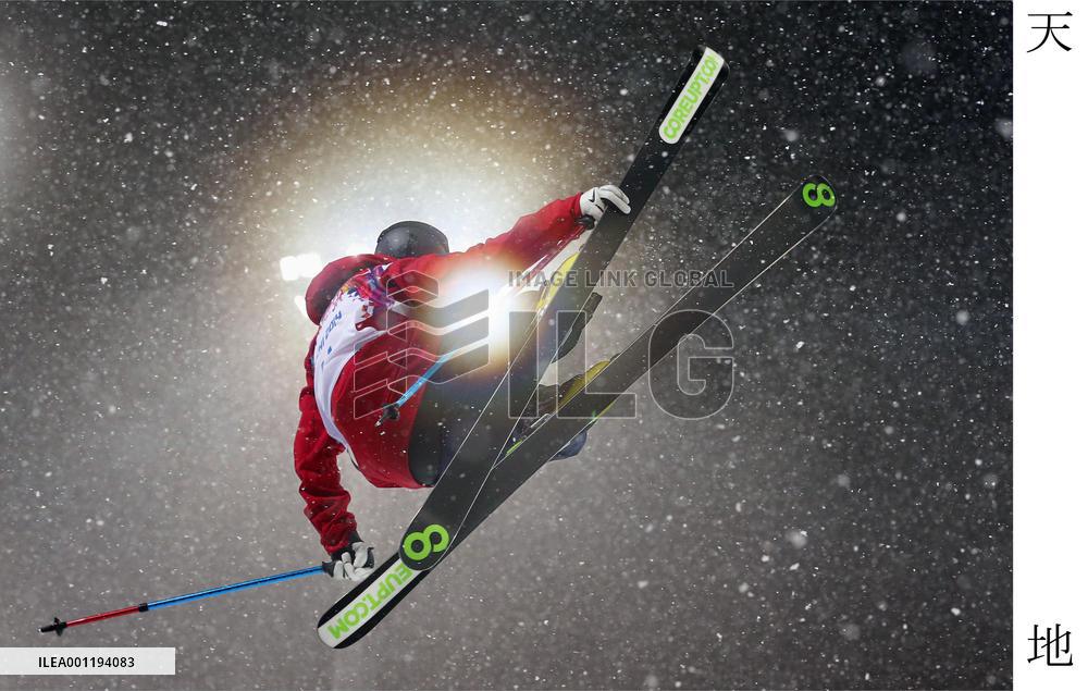 Snow, light make skiing jump picturesque in Sochi