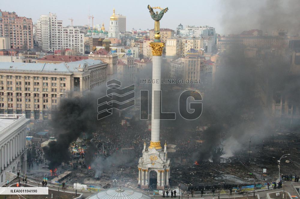 Police, anti-gov't protesters clash in Ukraine