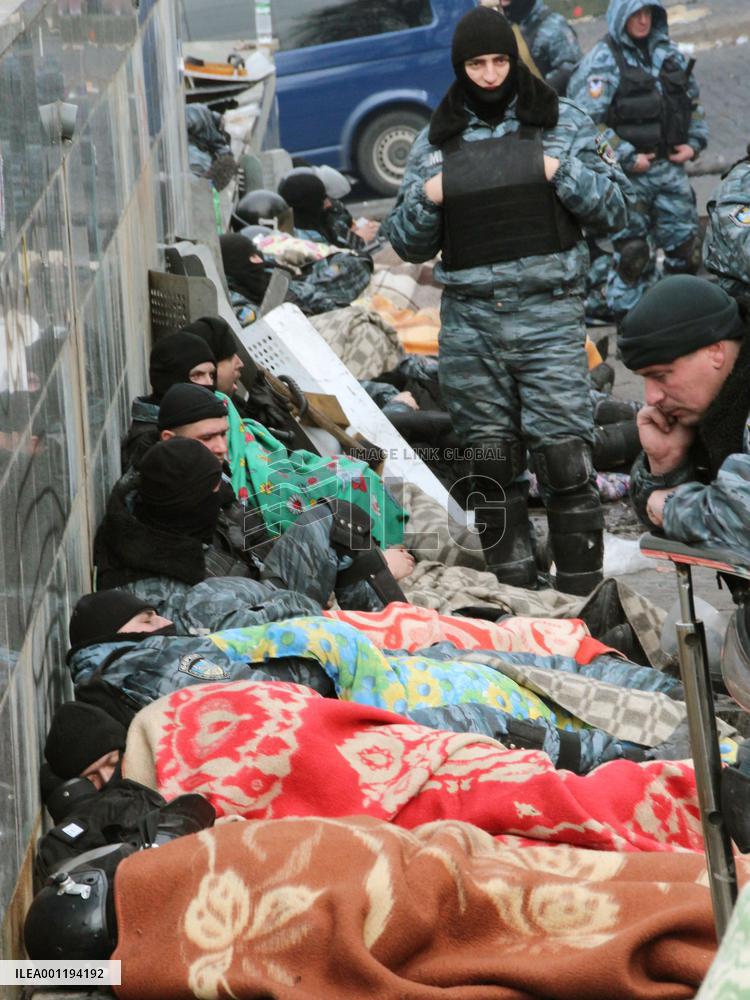 Police, anti-gov't protesters clash in Ukraine