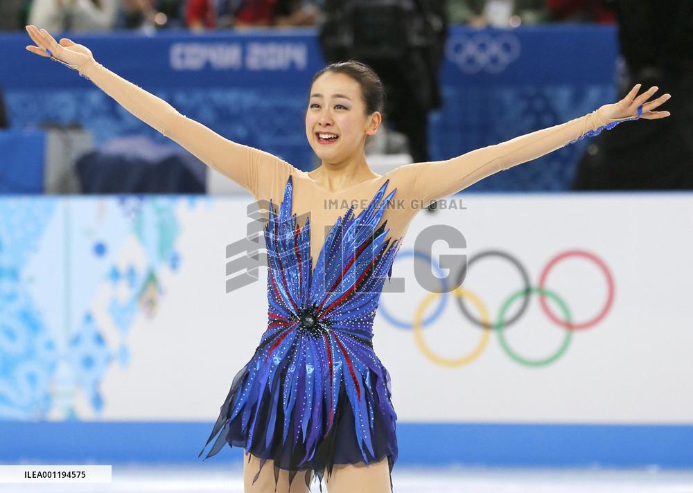 Asada responds to crowd after free program at Sochi