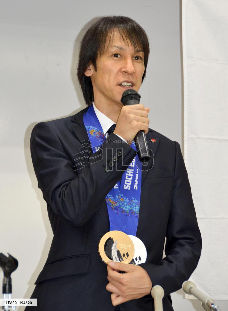 Ski jumper Kasai speaks before co-workers