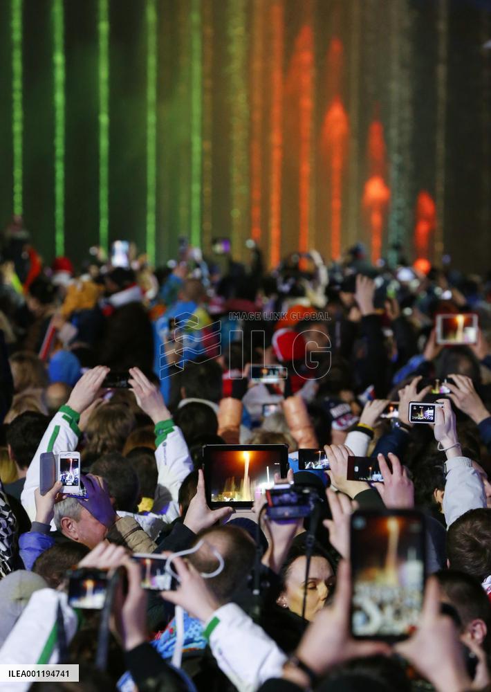 Visitors shoot Olympic torch, fountains in Sochi