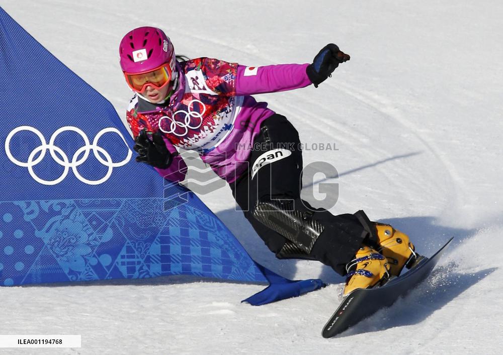 Japan's Takeuchi races in women's snowboard slalom prelim