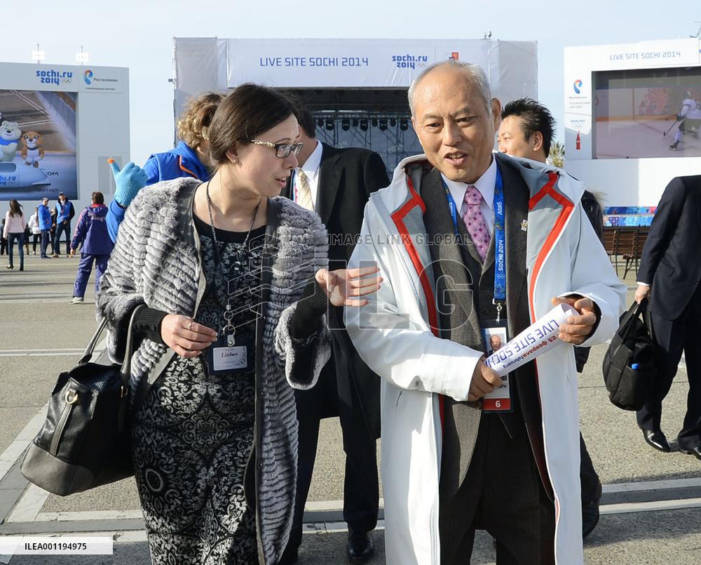 Tokyo Gov. Masuzoe visits live screening site in Sochi