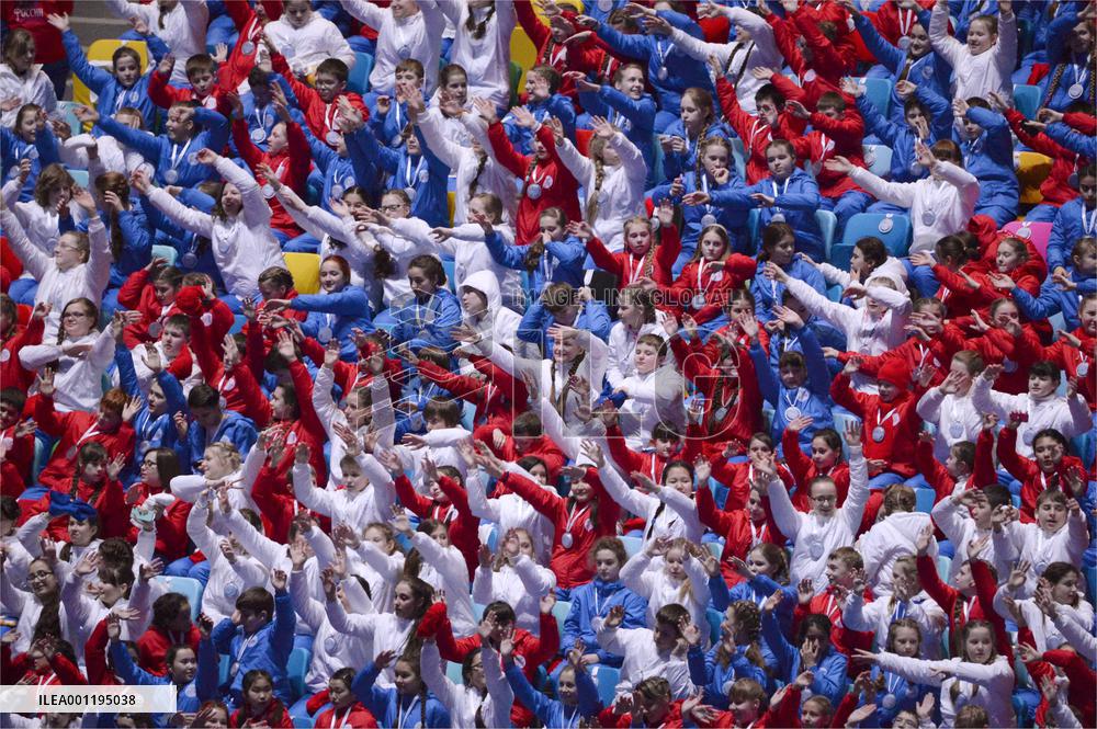 Children before Sochi closing ceremony