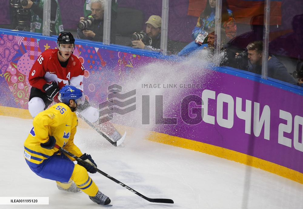 Photographers keep eyes on players at ice hockey final