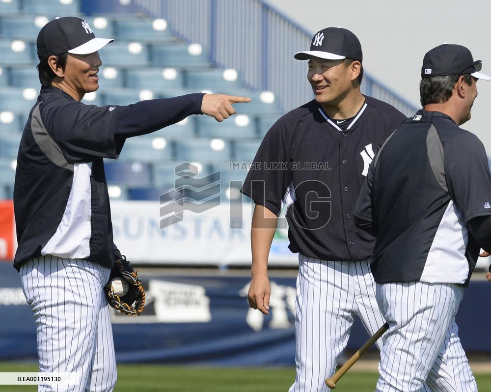 Ex-MLB player Matsui chats with Yankees' rookie Tanaka at camp