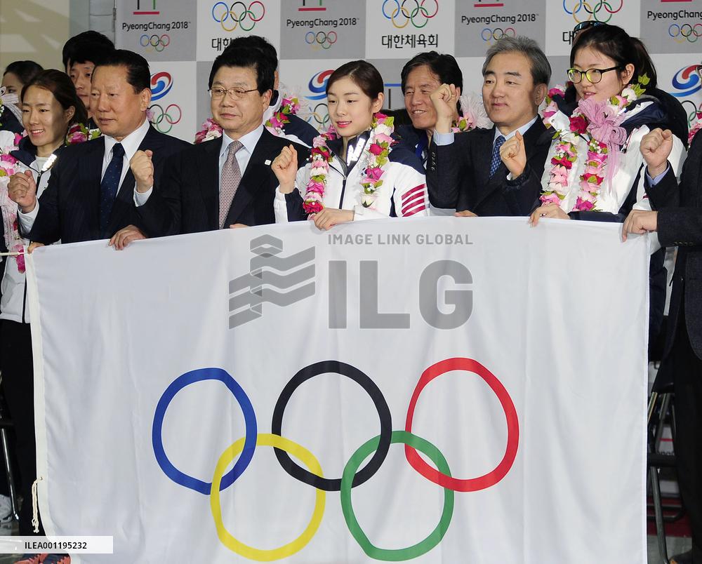 Figure skater Kim holds Olympic flag at Incheon airport