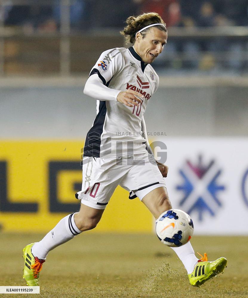 Forlan in ACL opener