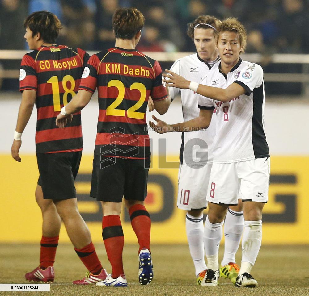 C. Osaka's Kakitani, Forlan shake hands with Pohang players