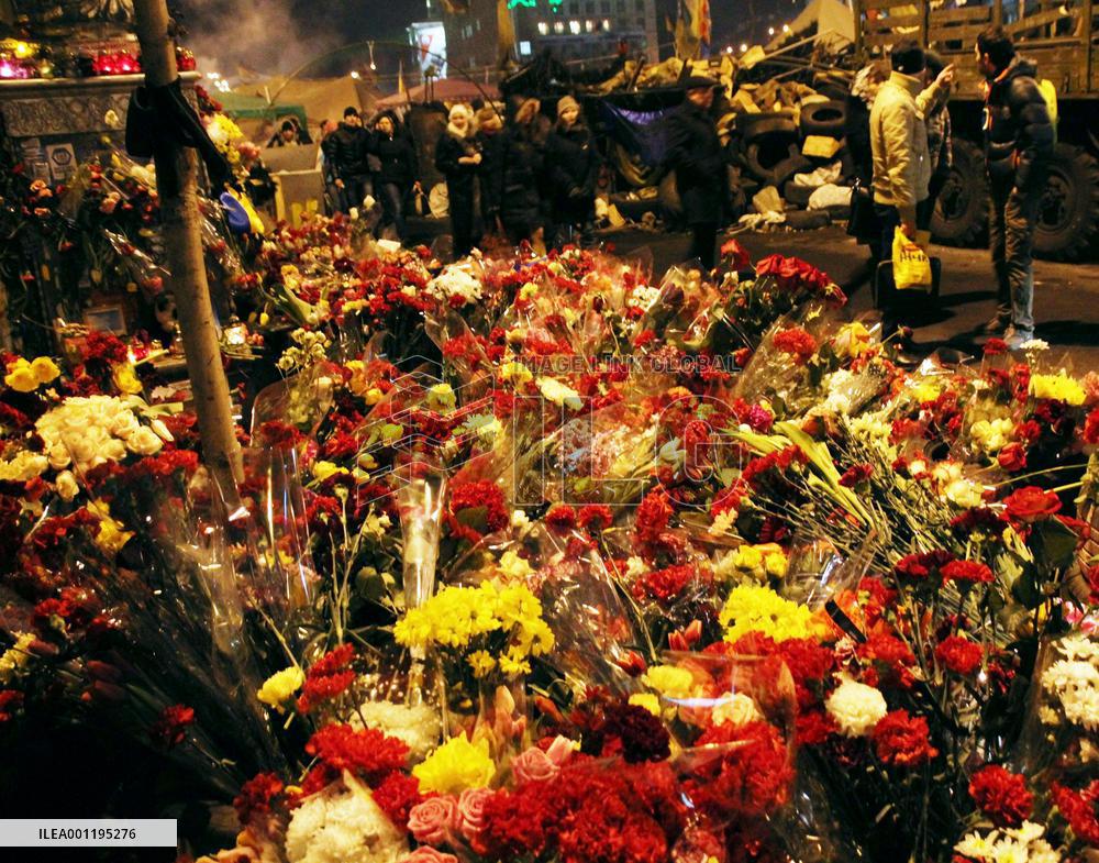 Floral tribute to victims of violence in Kiev