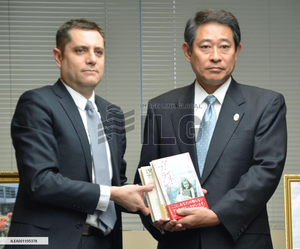 Israeli Embassy donates Anne Frank books