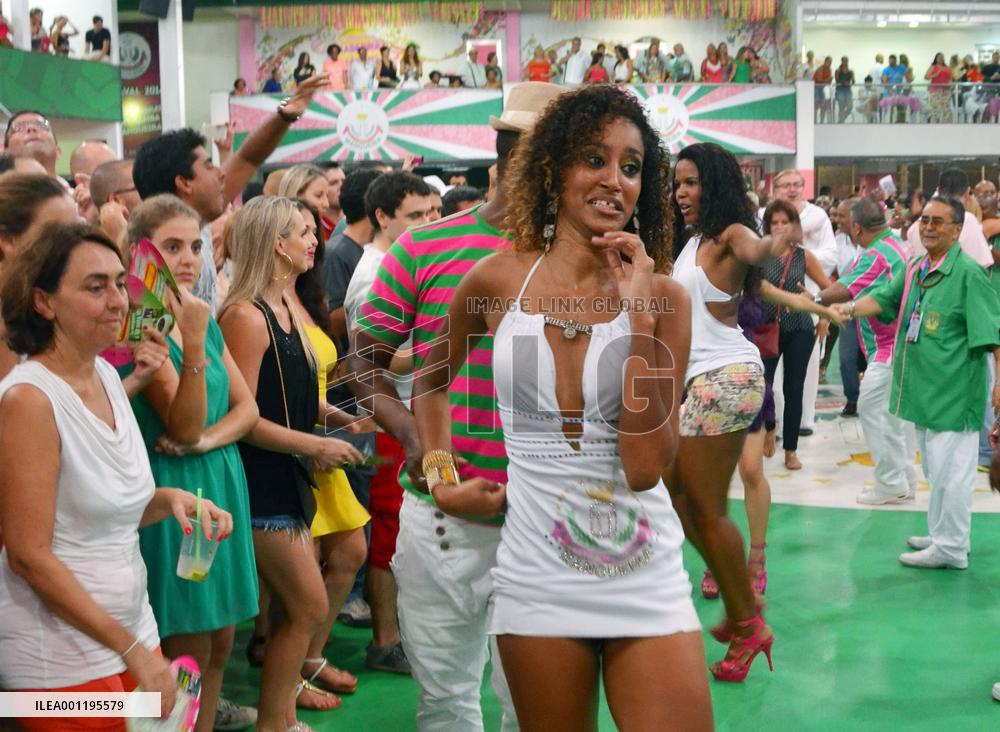 Samba dancers rehearse for Rio carnival