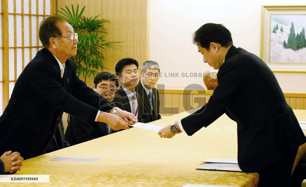 Kin of N. Korea abduction victims meet Japan's FM