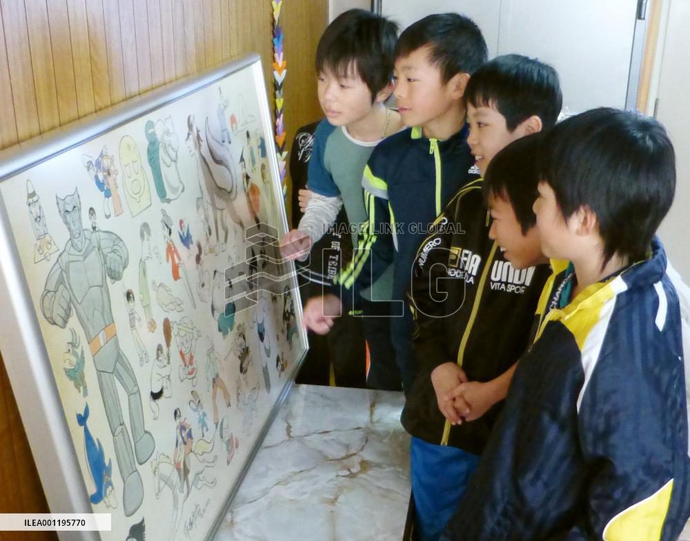 Students gather around Tezuka's drawings