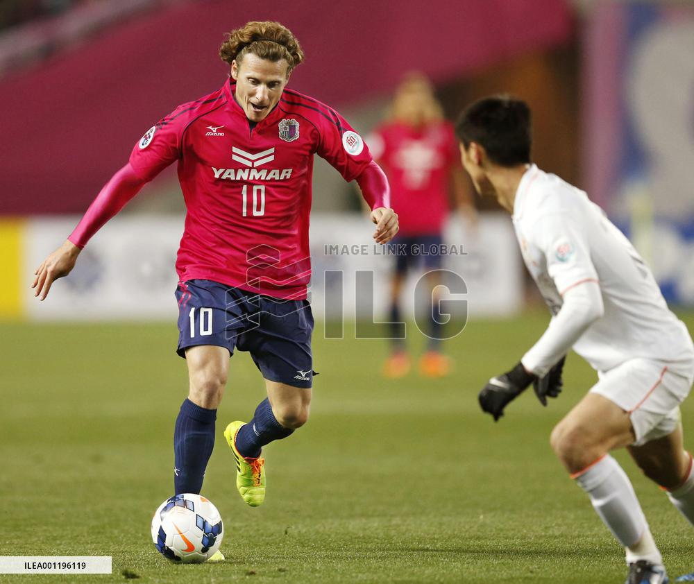Forlan dribbles in Cerezo's loss to China's Shandong