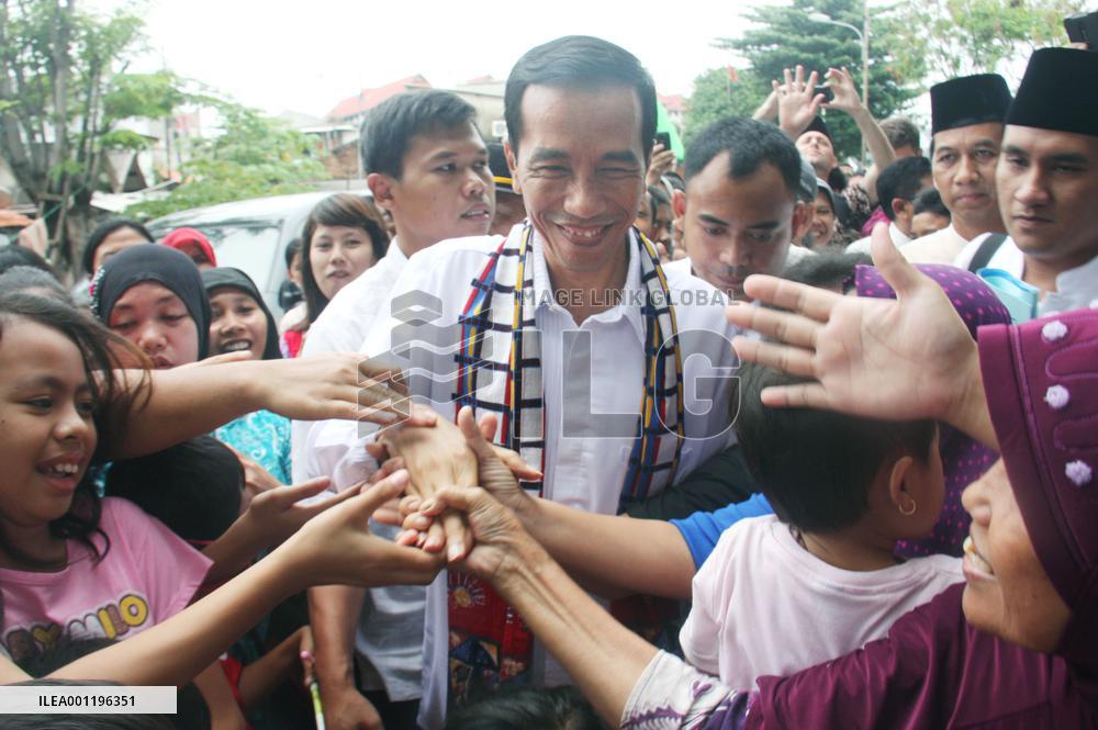 Jakarta governor greeted by poor-district residents