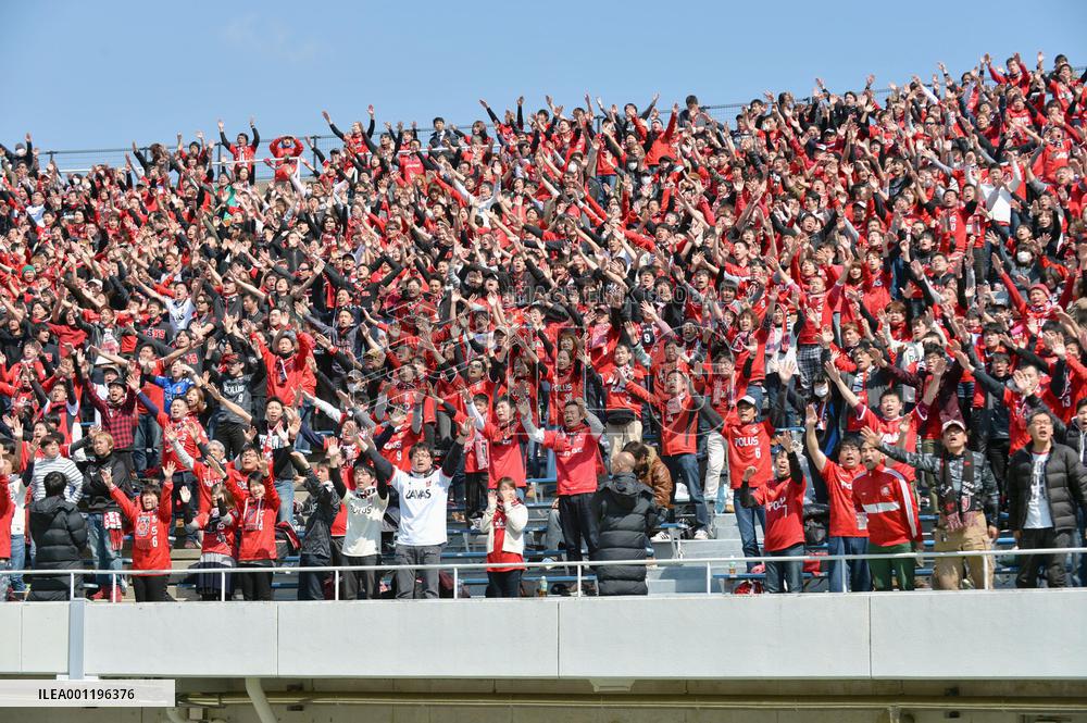 Urawa supporters cheer without banners at Hiroshima game