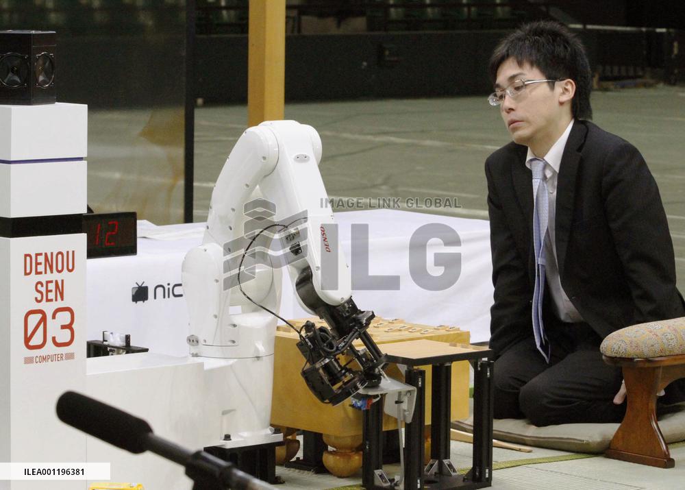 Computer program beats professional shogi player