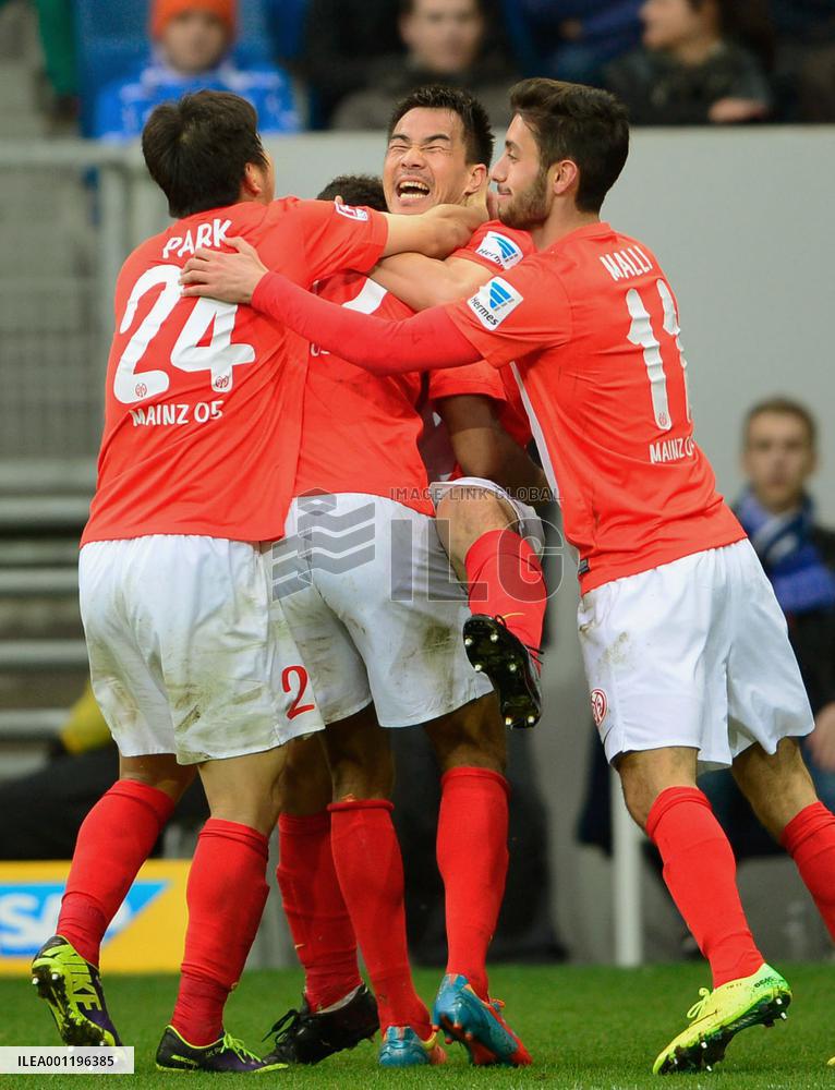 Okazaki celebrates goal with Mainz teammates