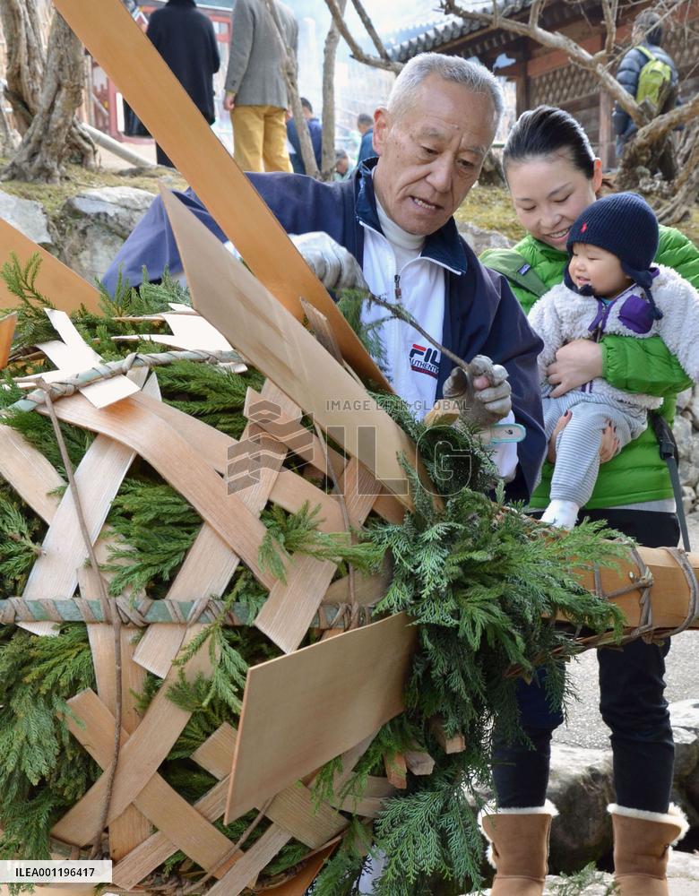 Man makes gigantic torch in Nara
