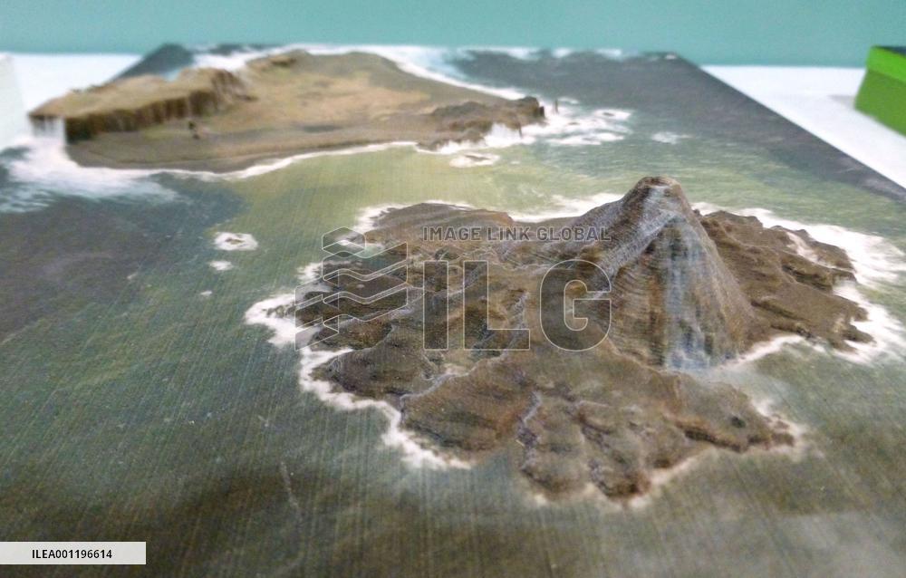 Model of Nishinoshima made of 3D printer