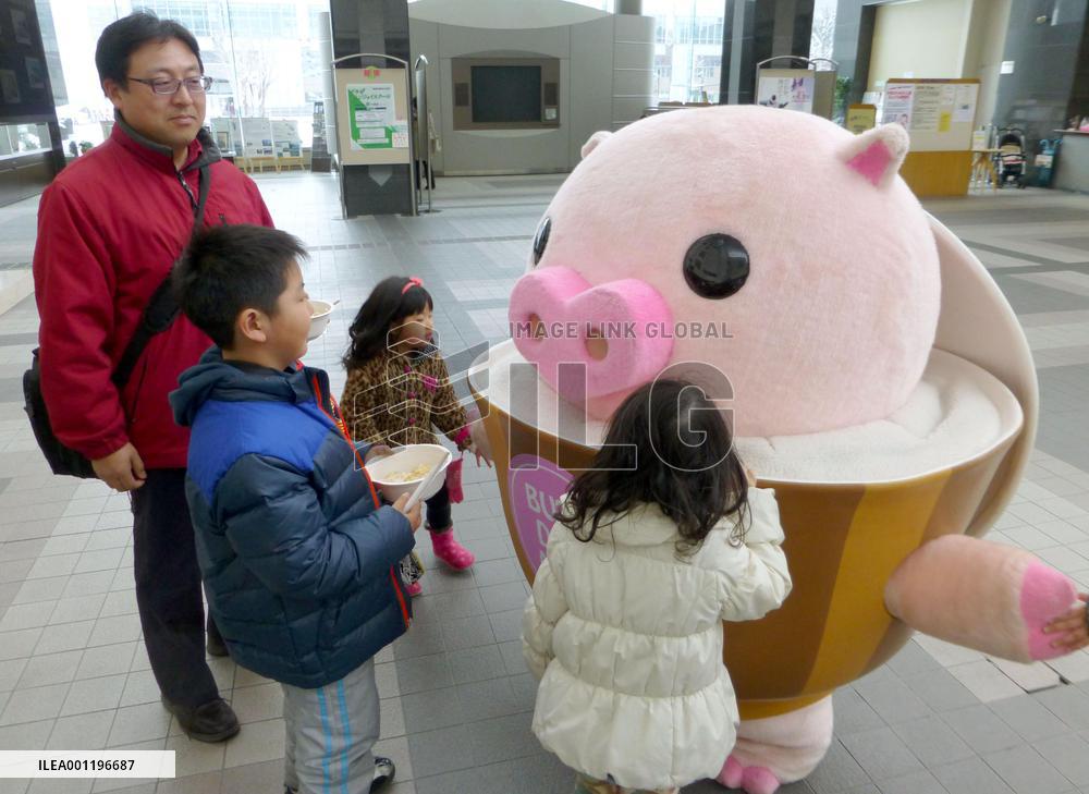 Pork bowl mascot plays with children in Hokkaido