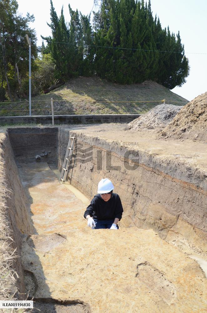 Moat, 'haniwa' fragments found at Ikaruga-Otsuka tumulus