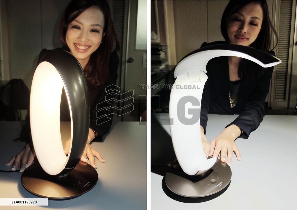Panasonic's LED lamp that adjusts brightness