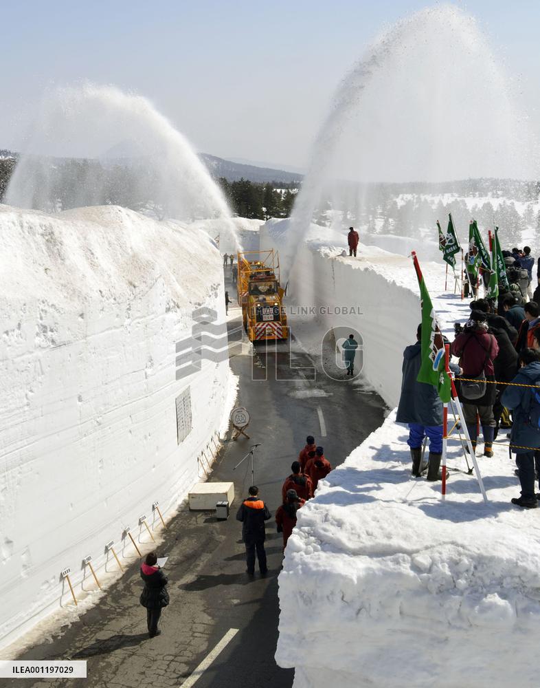 Snow on Hakkoda-Towada Gold Line cleared