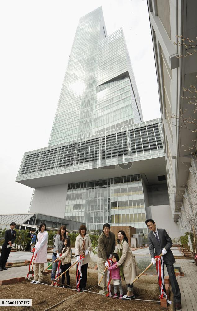 Roof-top garden opens on Japan's tallest skyscraper