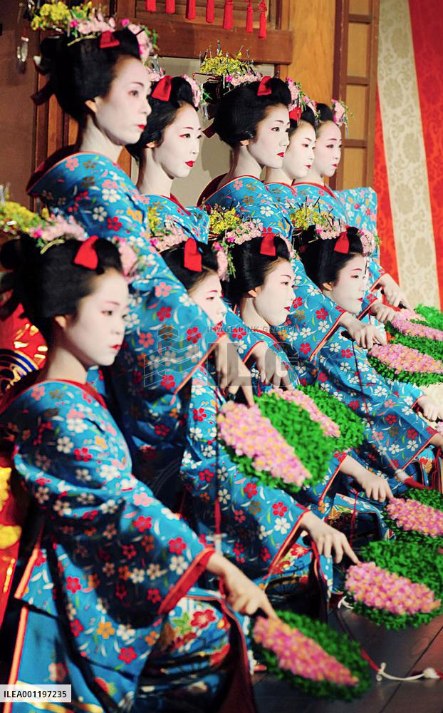 Geisha perform final rehearsal for Kyoto dance fest