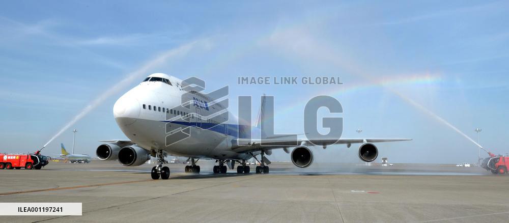 ANA Boeing 747 makes last flight
