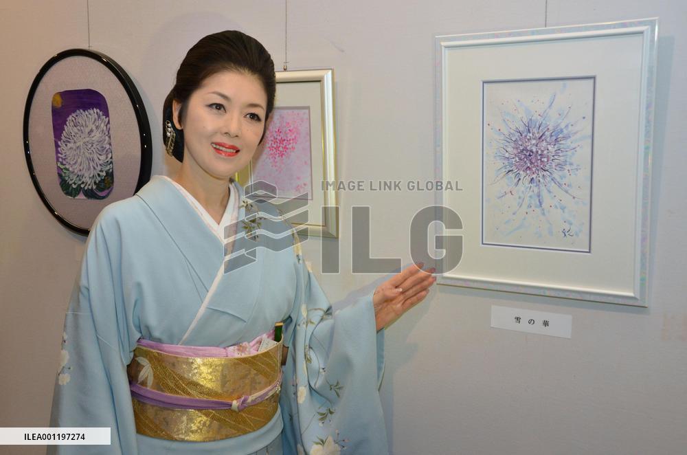 Singer Fuji holds art exhibit at museum in Akita Pref.